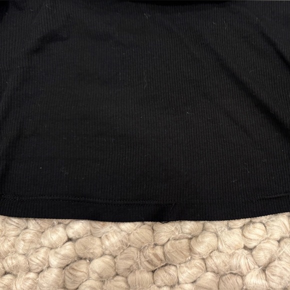 Verona Crop Long Sleeve in Black
COTTON CITIZEN - Picture 8 of 8